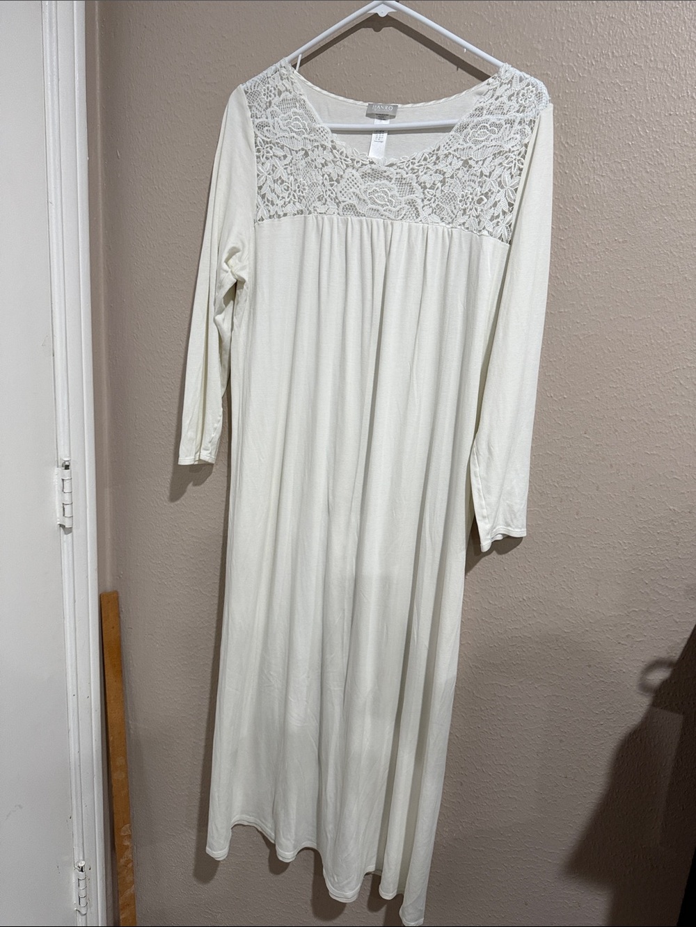 HANRO Cream Lace-Front Long Nightgown - Med